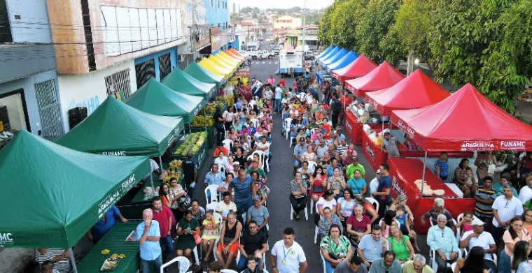 Feirantes de Araguaína recebem tendas personalizadas por cores conforme produtos vendidos