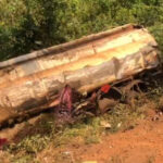 Reboque de caminhão-tanque se solta e atinge carro e moto conduzida por policial na BR-153