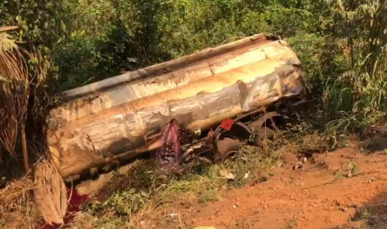 Reboque de caminhão-tanque se solta e atinge carro e moto conduzida por policial na BR-153