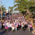 Centenas de pessoas vão às ruas de Araguaína para pedir o fim da violência contra as mulheres