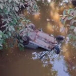 Motorista bêbado bate em moto e carro cai dentro de córrego na zona rural de Nova Olinda