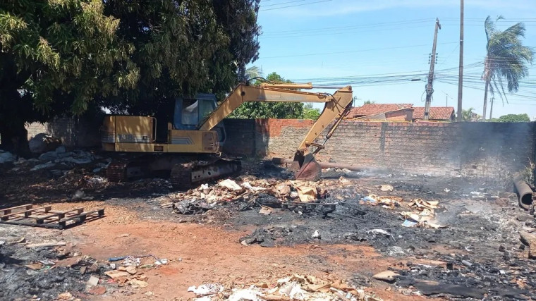 Máquina pega fogo dentro de depósito de materiais recicláveis e assusta vizinhos em Araguaína