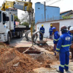 Obras de ampliação da rede de esgoto avançam no setor Neblina nesta semana, em Araguaína