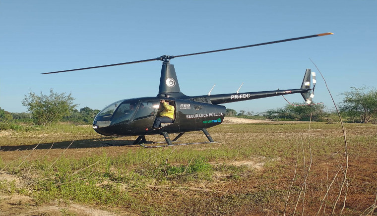 Brigadistas e helicóptero fazem operação de combate a incêndio florestal no Parque do Cantão