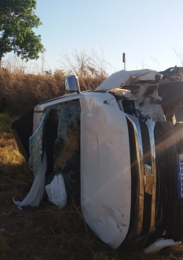 Caminhonete sai da pista e tomba às margens da TO-222; motorista e passageiro ficam feridos