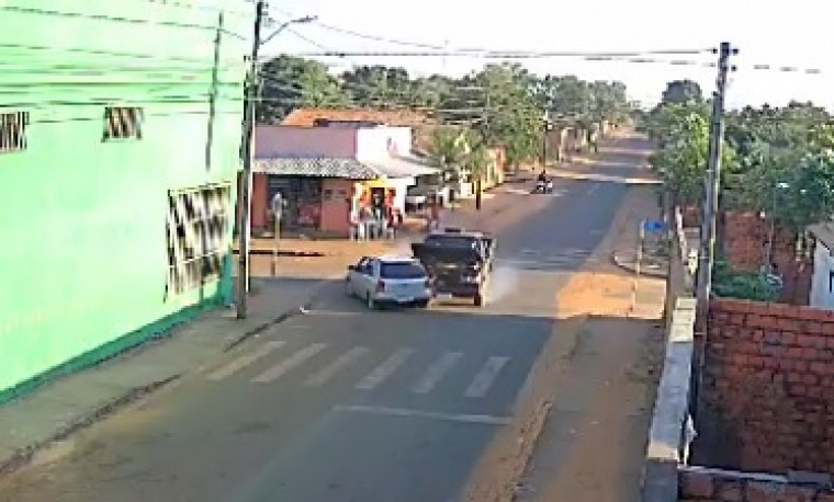 Motorista bêbado e com latas de cerveja no carro causa acidente em avenida de Araguaína