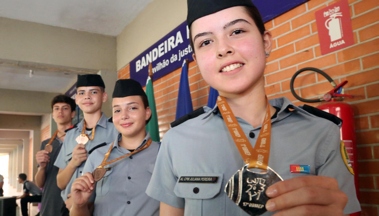 Pais se emocionam ao ver filhos recebendo premiação da Olimpíada Brasileira de Matemática