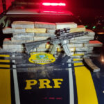 Fuzil e mais de 50 kg de cocaína são encontrados em fundo falso de caminhonete na BR-153