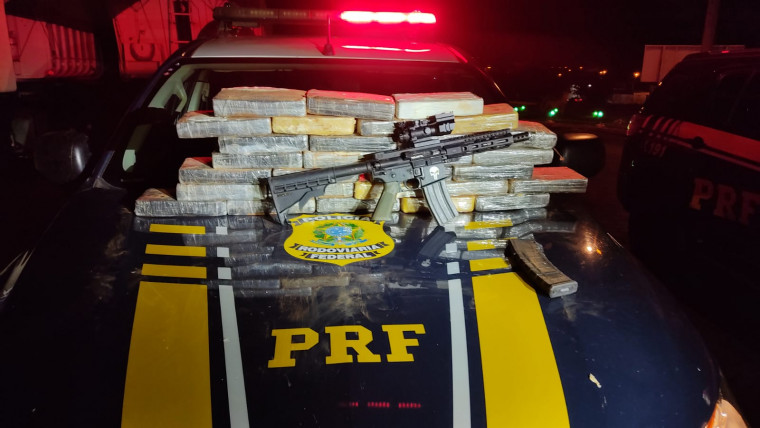 Fuzil e mais de 50 kg de cocaína são encontrados em fundo falso de caminhonete na BR-153