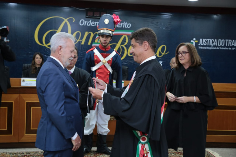 Desembargador João Rigo recebe medalha do TRT e dedica honraria 'a todos que fazem Justiça'