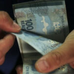Orçamento de 2024 prevê salário mínimo de R$ 1.421 e não haverá reajuste no Bolsa Família