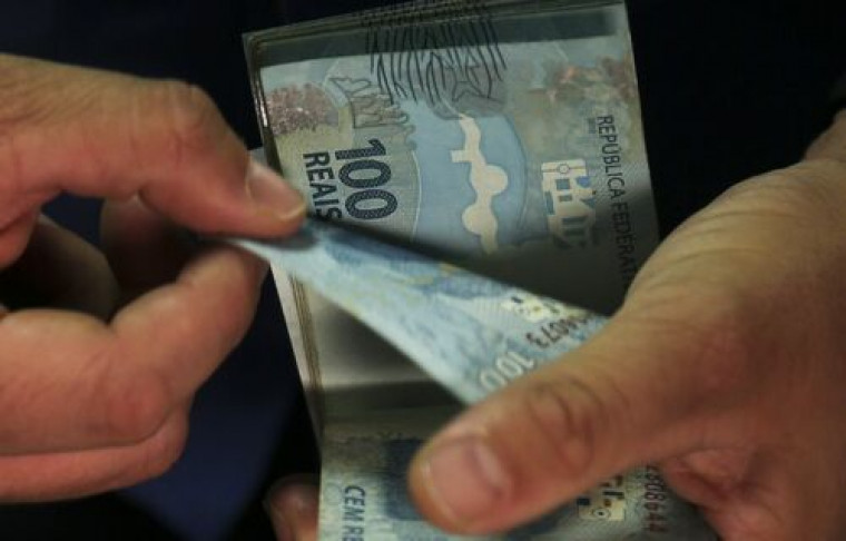 Orçamento de 2024 prevê salário mínimo de R$ 1.421 e não haverá reajuste no Bolsa Família