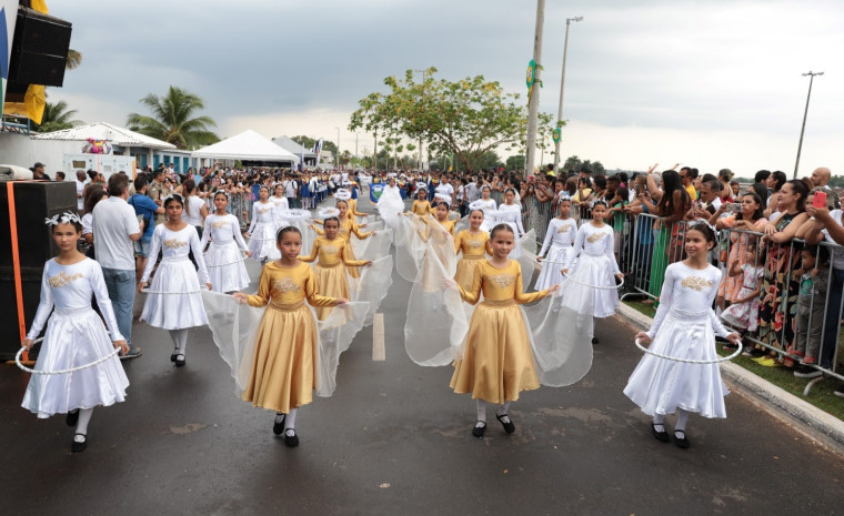 Mesmo com chuva, Desfile de 7 de Setembro de Araguaína leva milhares de pessoas à Via Lago