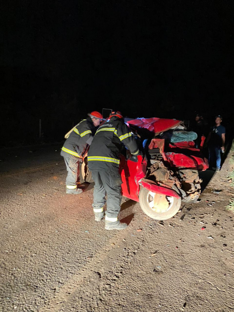 Garoto de 16 anos que dirigia carro invade pista contrária, bate de frente com ônibus e morre