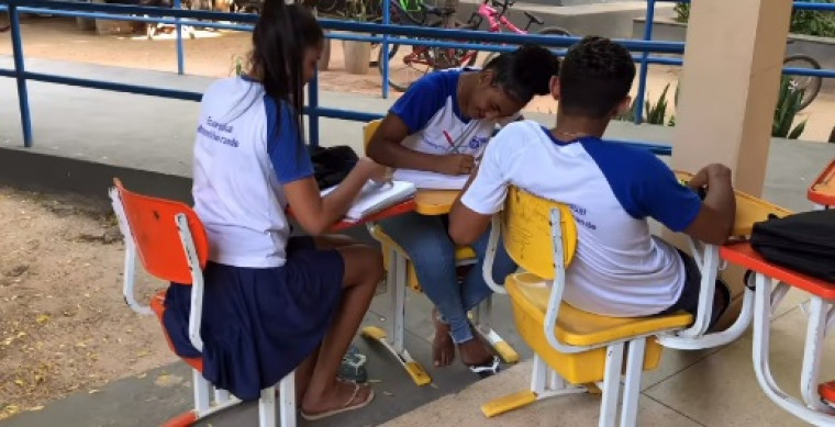 Estudantes de Campos Lindos sofrem com calor extremo em sala de aula e protestam contra Seduc