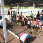 Crianças têm aula sobre alimentação saudável em horta comunitária de shopping em Araguaína