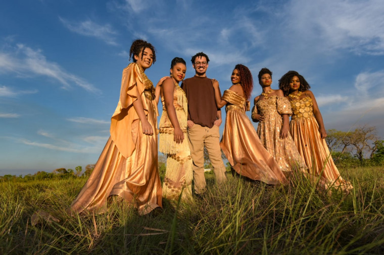 Estilista promove desfile de moda e lança coleção 'Ouro do Cerrado' em festa do Capim Dourado