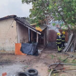 Mulher é perseguida e agredida por casal de usuários e tem a casa incendiada em Araguaína
