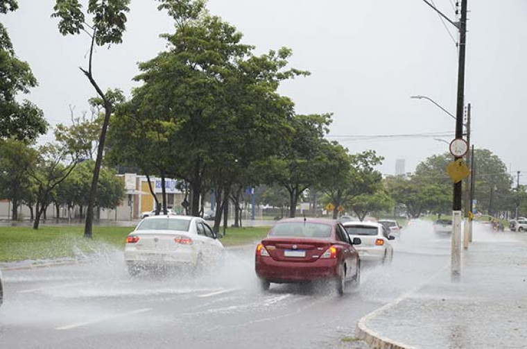 Pista molhada exige atenção redobrada de motoristas; veja orientações do Detran Tocantins