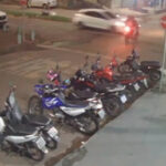 Cerca de 10 motos estacionadas são atingidas por veículos após colisão violenta em Araguaína