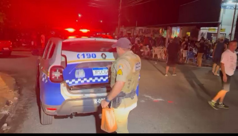 Mulher é imobilizada por populares após esfaquear outra em bar e alega empurrão durante dança