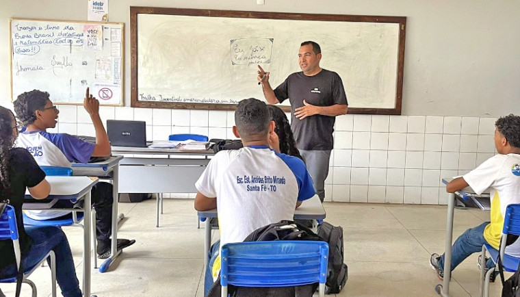 Prêmio Professor do Ano 2023 dará notebook, celular e viagem no valor de R$ 5 mil; inscreva-se!