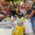 Policiais penais doam brinquedos, roupas e lanches para crianças em setores carentes de Araguaína