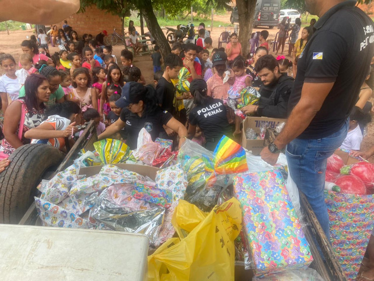 Policiais penais doam brinquedos, roupas e lanches para crianças em setores carentes de Araguaína