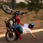 Empinar moto e outras manobras perigosas: suspensão da CNH e multa no valor de R$ 2,9 mil