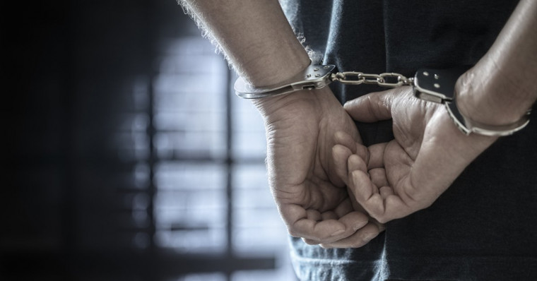 Jovem investigado por 8 homicídios é preso após cometer crime bárbaro, filmar e postar vídeo