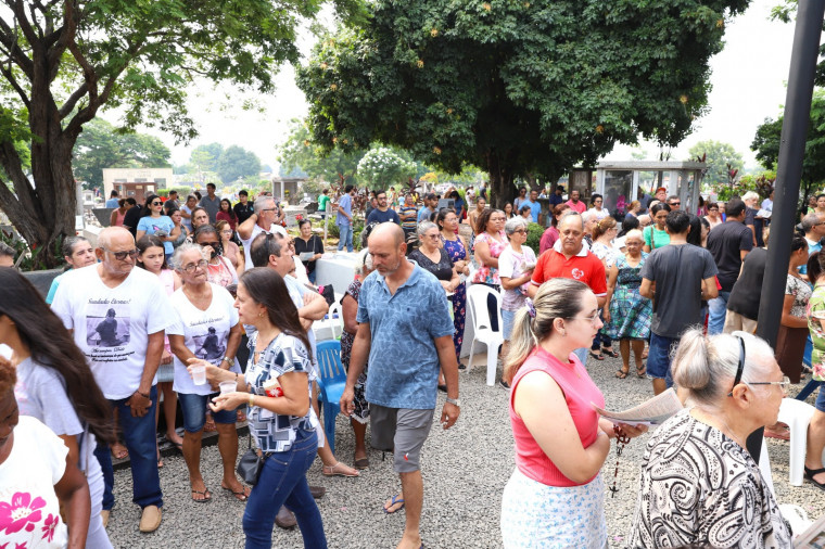 Tradição milenar leva milhares de pessoas aos cemitérios de Araguaína e ajuda a aquecer comércio