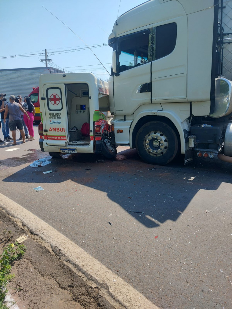 Carreta bate em ambulância em rotatória da BR-153 e deixa três pessoas feridas, uma é criança
