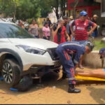 Motorista de carro bate em motos no centro de Araguaína ao sair de estacionamento privado