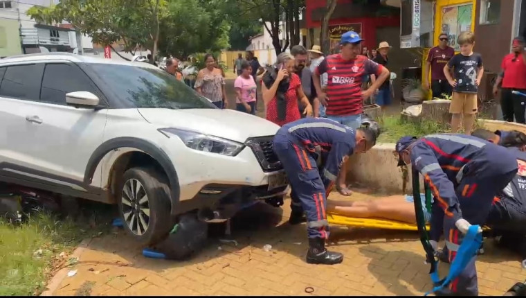 Motorista de carro bate em motos no centro de Araguaína ao sair de estacionamento privado