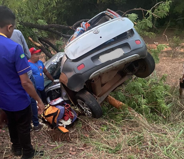 Motorista de 43 anos morre após perder controle de carro e sair da pista na rodovia TO-424