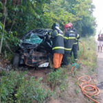 Motorista de carro pequeno morre preso às ferragens após batida com caminhão na BR-153