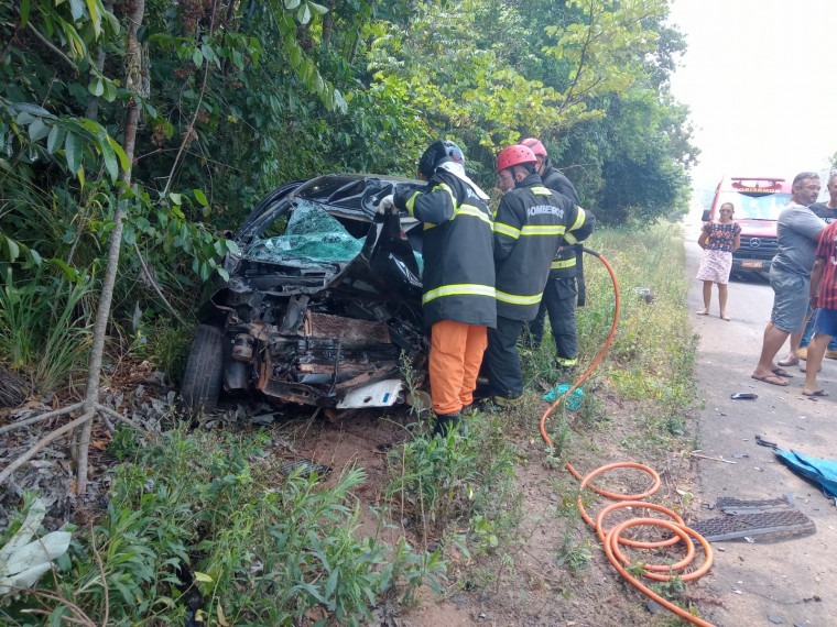 Motorista de carro pequeno morre preso às ferragens após batida com caminhão na BR-153