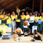 Brigadistas pioneiras na América Latina, mulheres indígenas recebem equipamentos de trabalho