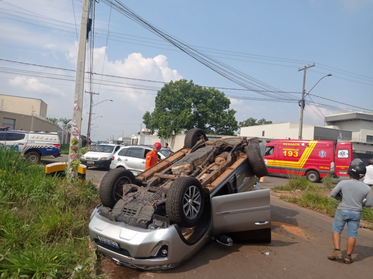 Motorista bêbado avança sinal de pare e bate em SW4, que capota no meio da rua em Araguaína