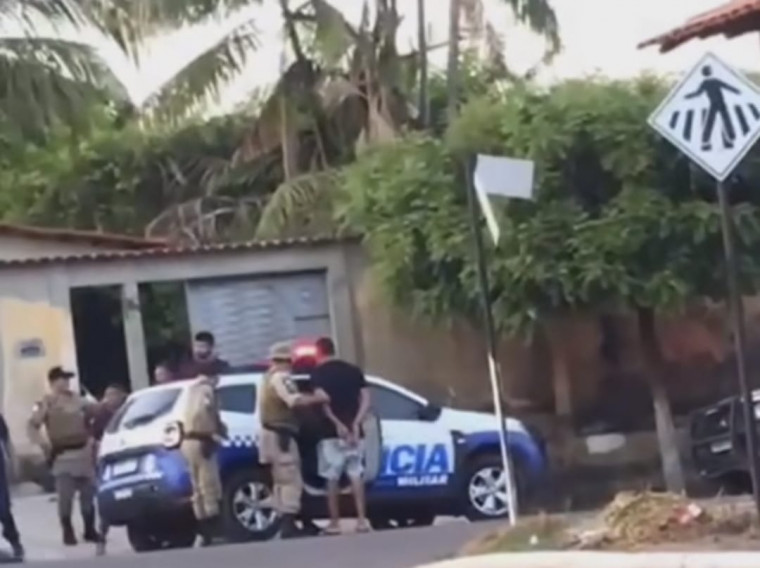 Secretário briga em bar, joga carro contra outro veículo, passa 1 dia na prisão e segue no cargo