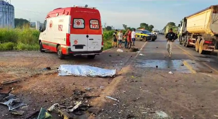 Colisão entre três carros e caminhão deixa uma pessoa morta e outras feridas na BR-153