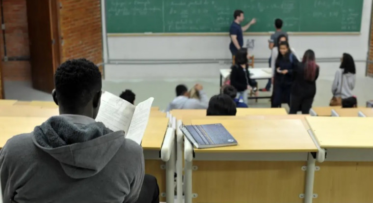 Processo seletivo oferece salários de até R$ 6,3 mil para professor em várias cidades do estado