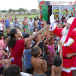 Papai Noel faz alegria de crianças em Araguaína: 'ele me presenteou com uma bicicleta', diz garoto