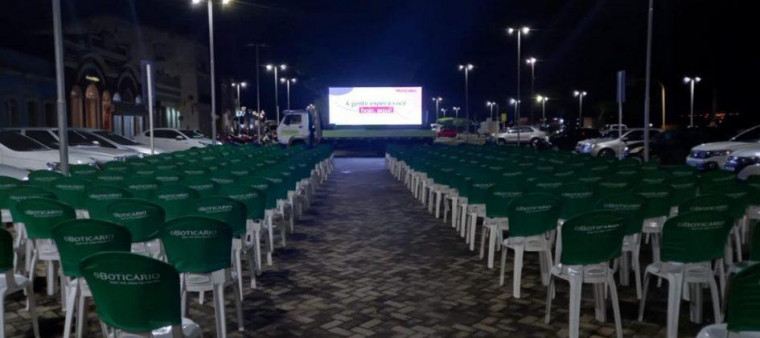 Boticário leva cinema ao ar livre para cidade histórica do Tocantins e faz convite a moradores