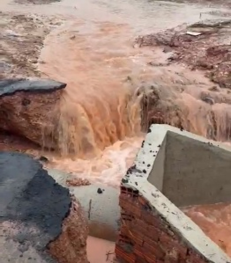 Forte chuva danifica construção de bueiro e interrompe trânsito na TO-222 nos dois sentidos