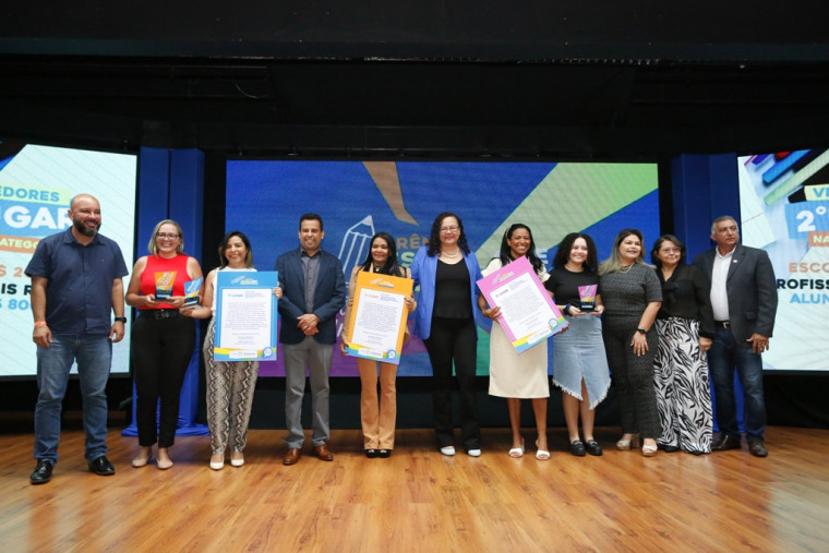 Educação premia 57 projetos de escolas, professores e alunos, que receberão até 30 mil reais