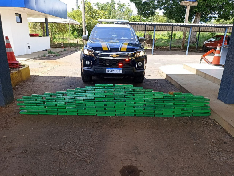 PRF encontra caixas de livros recheadas com quase 100 kg de maconha no bagageiro de ônibus