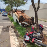 Motoboy morre após batida violenta contra carro em cruzamento de vias; moto fica despedaçada