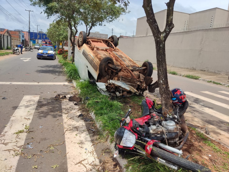 Motoboy morre após batida violenta contra carro em cruzamento de vias; moto fica despedaçada