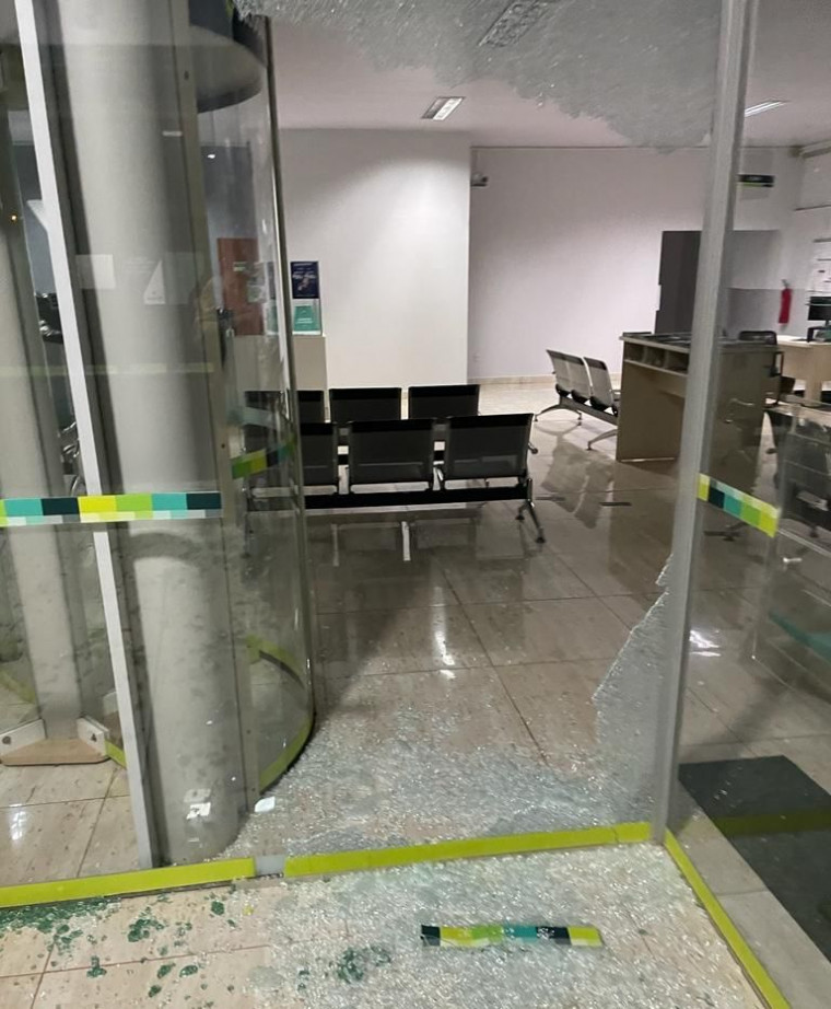 Suspeito de integrar grupo que explodiu agência do Sicoob é morto em confronto com a polícia